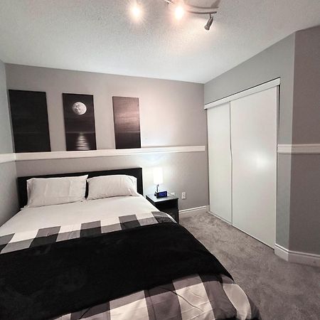 Room In Oshawa, 24/7 Security, Free Parking Екстер'єр фото