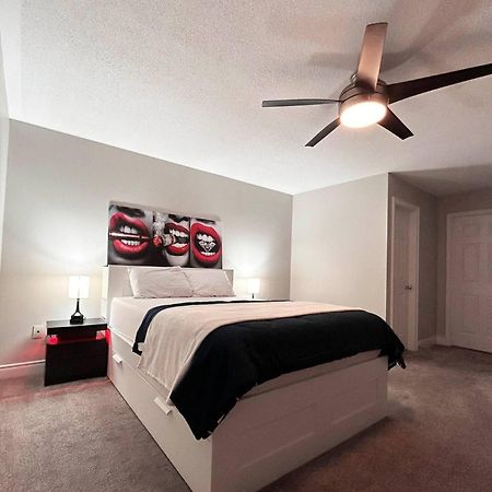 Room In Oshawa, 24/7 Security, Free Parking Екстер'єр фото