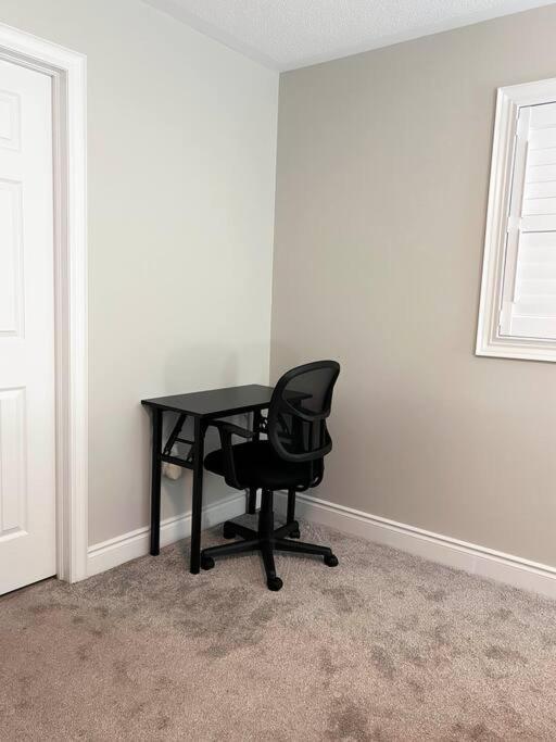 Room In Oshawa, 24/7 Security, Free Parking Екстер'єр фото