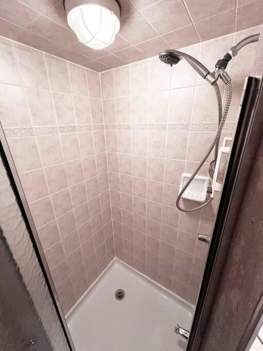 Room In Oshawa, 24/7 Security, Free Parking Екстер'єр фото