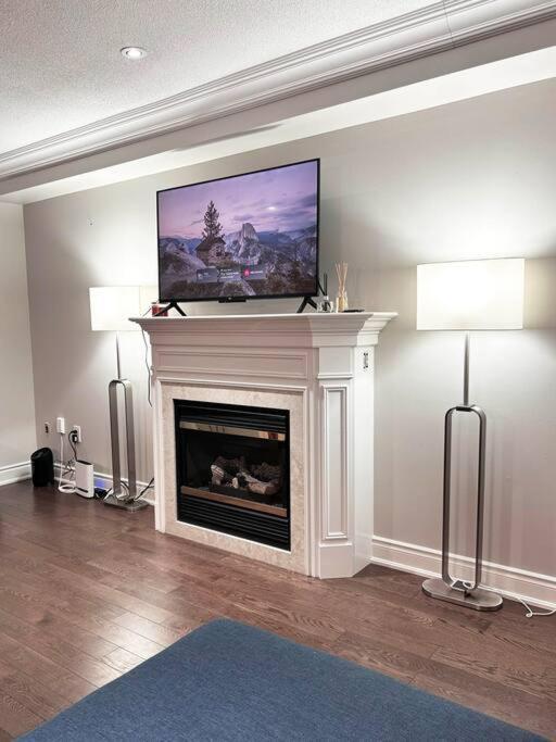 Room In Oshawa, 24/7 Security, Free Parking Екстер'єр фото